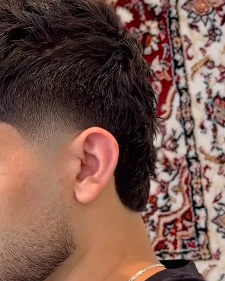 Nahaufnahme eines Low Fade, sauber bis auf die Haut verblendet