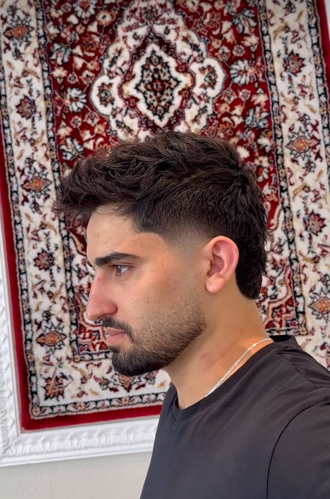 Moderner Mullet mit Fade an den Seiten und Bart, frisch geschnitten bei GYAN