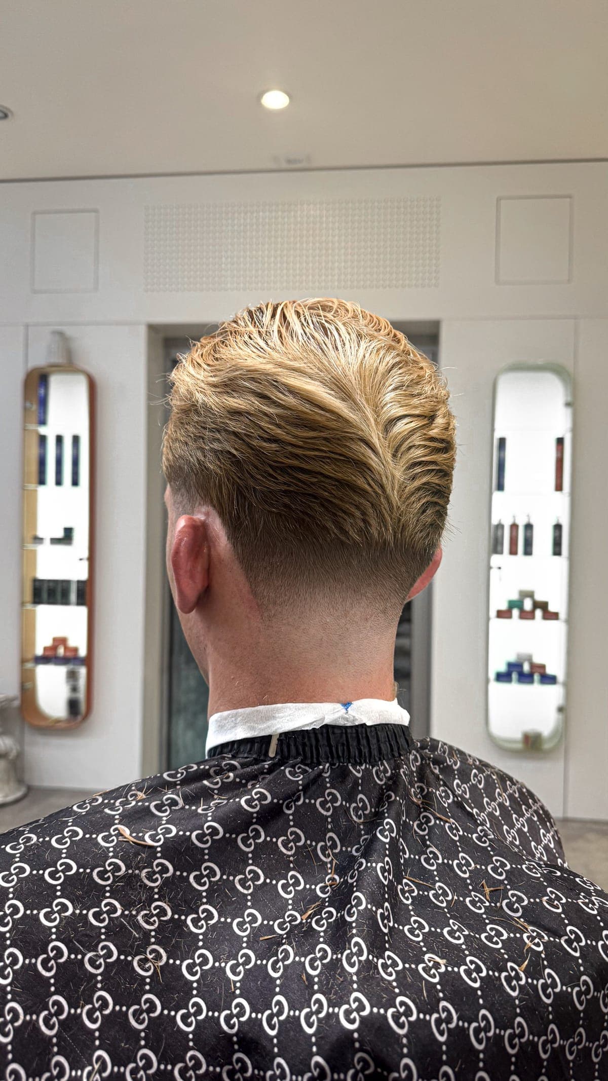 Slick Back mit Fade von hinten, frisch geschnitten bei GYAN