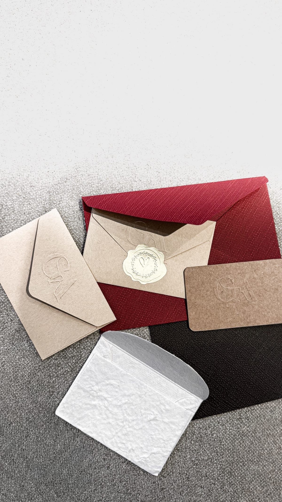GYAN Gutscheinkarten aus Kraftpapier mit geprägtem GA-Monogramm, Kuverts und Siegel