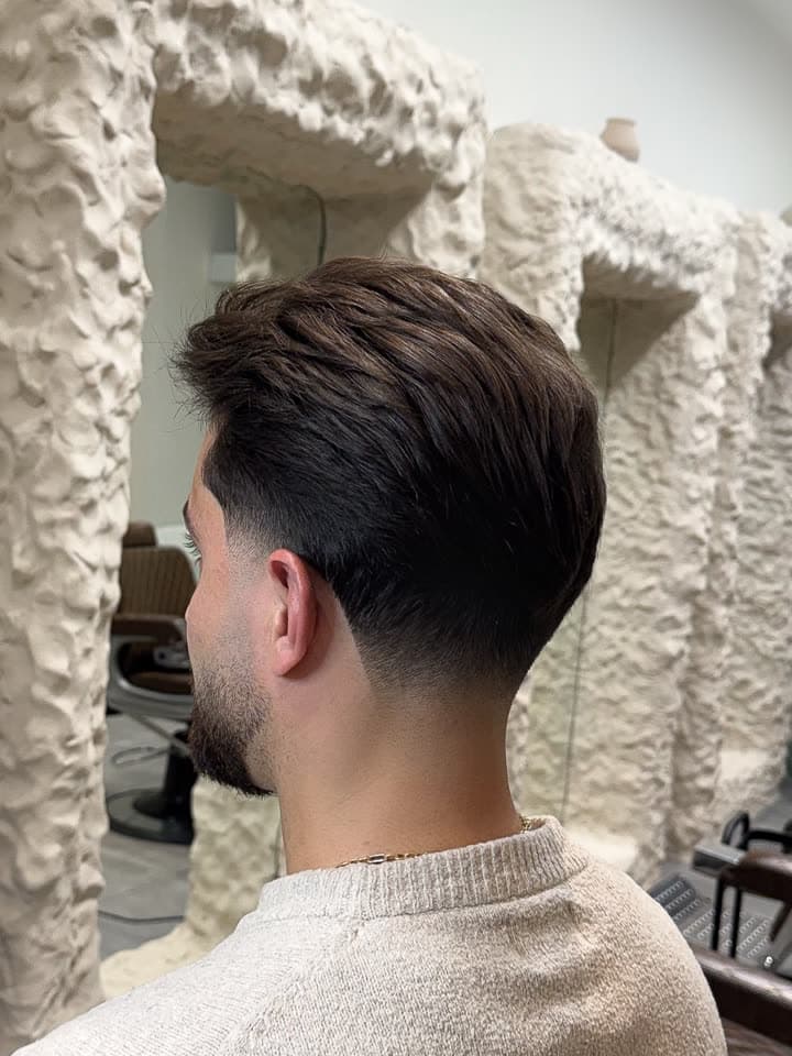Fade und Nackenkontur von hinten, im skulpturalen Spiegel