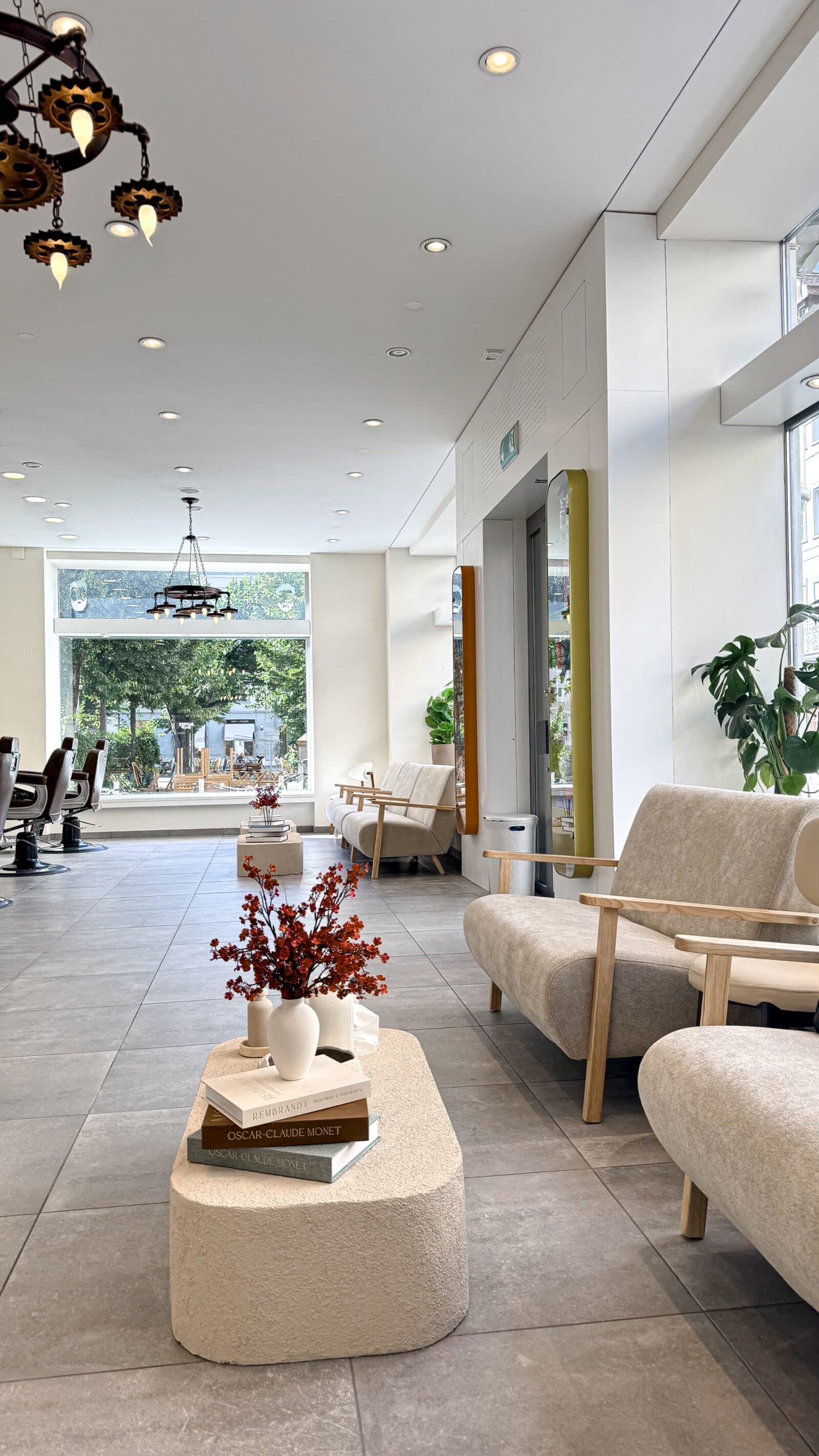 Heller Salon an der Zentralstrasse in Biel mit Lounge, Spiegeln und Barberstühlen