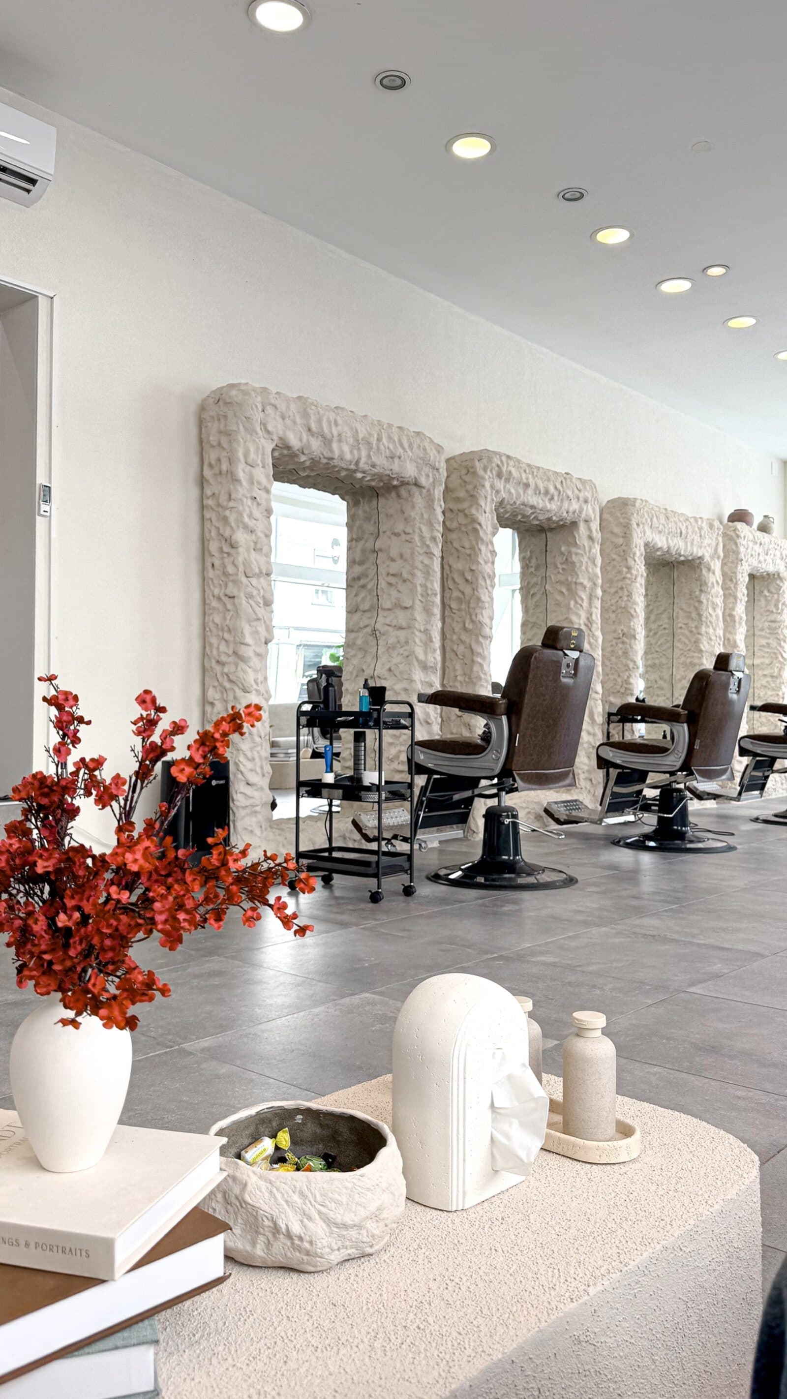 Skulpturale Spiegel und Barberstühle im GYAN Hair Salon Biel
